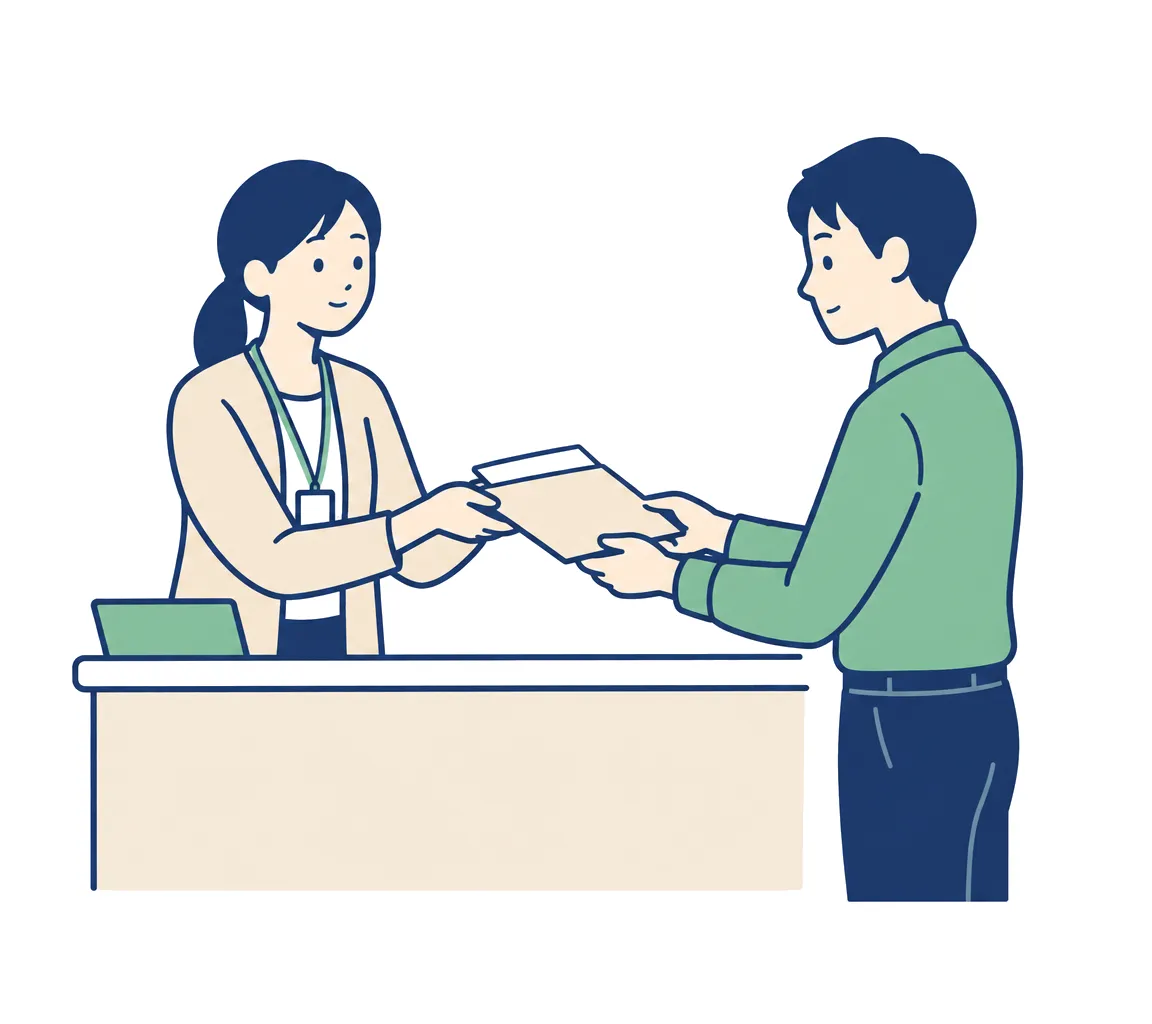 担当者が発行した書類を封筒に入れて社員に渡している